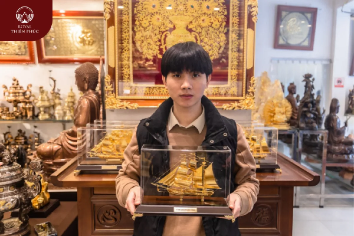 Bàn giao 100 mô hình thuyền quà tặng cho TTVN Group