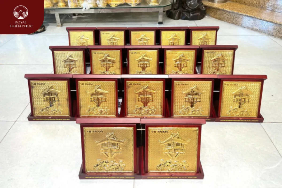 Hoàn thiện và bàn giao 17 bức tranh quà tặng chùa Một Cột mạ vàng kích thước 23x23cm cho khách hàng tại Vũng Tàu