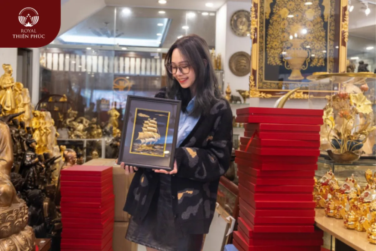 Tranh thuyền buồm bằng đồng