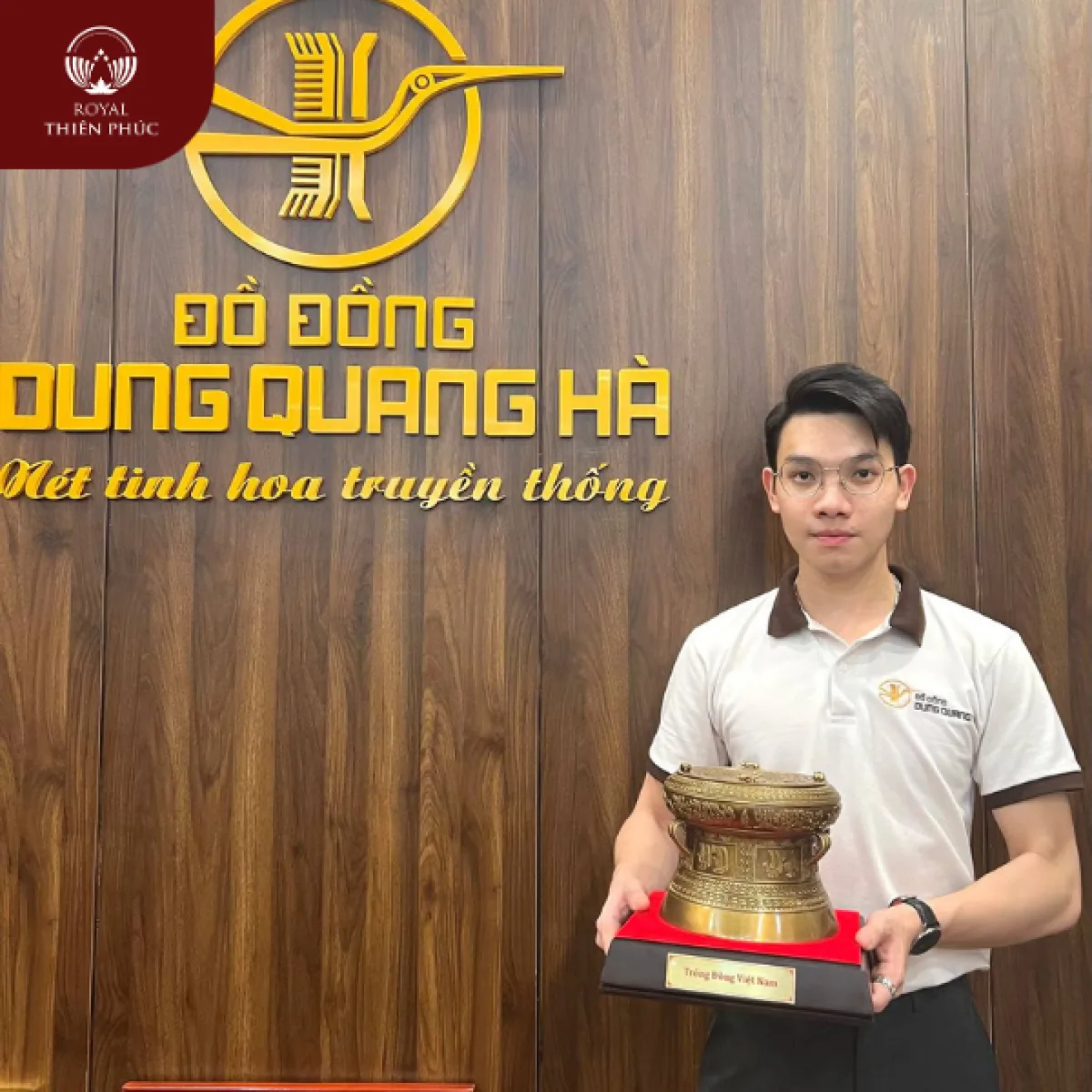 Hoàn thiện 40 quả trống đồng giả cổ cho khách hàng làm quà tặng đối tác nước ngoài