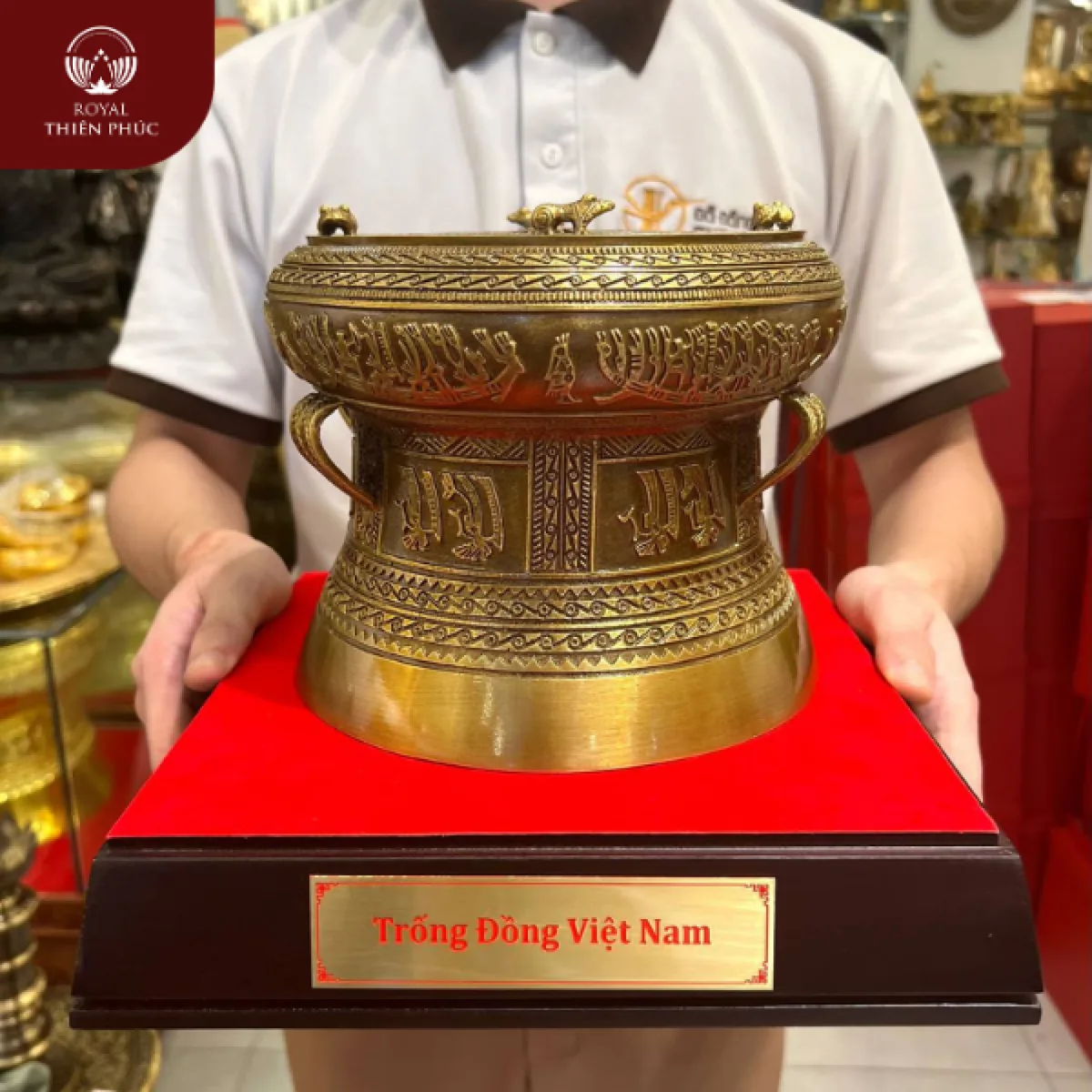 Bàn giao quà tặng trống đồng cho khách hàng