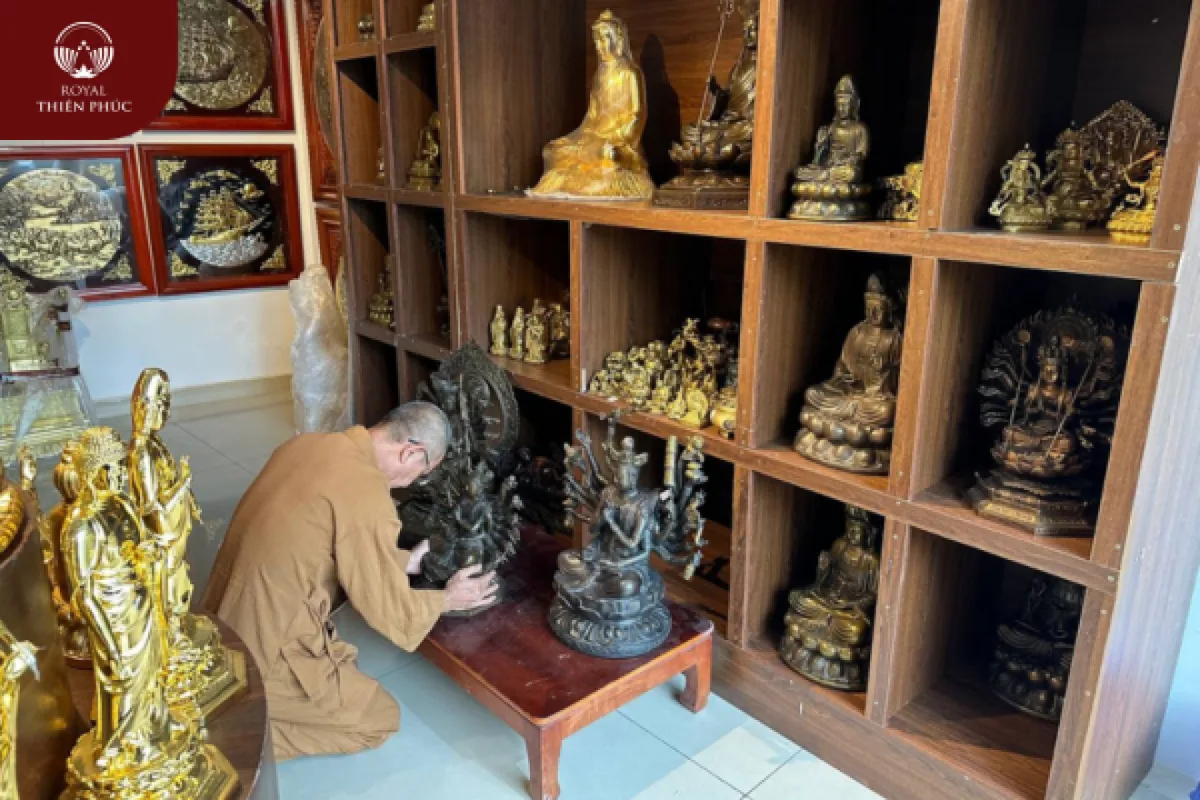 Thầy chùa ở Củ Chi đến cửa hàng đồ đồng Thiên Phúc thỉnh tượng Chuẩn Đề