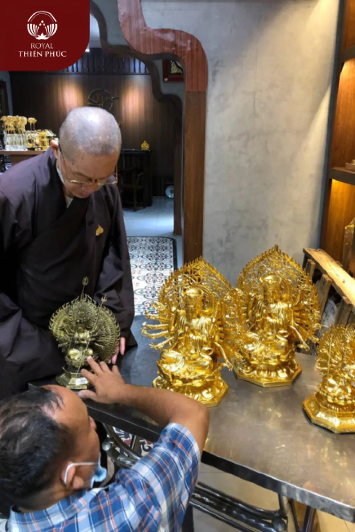 Sư thầy chùa An Phúc tới cửa hàng chọn Phật Chuẩn Đề và Thiên Thủ Thiên Nhãn dát vàng làm quà