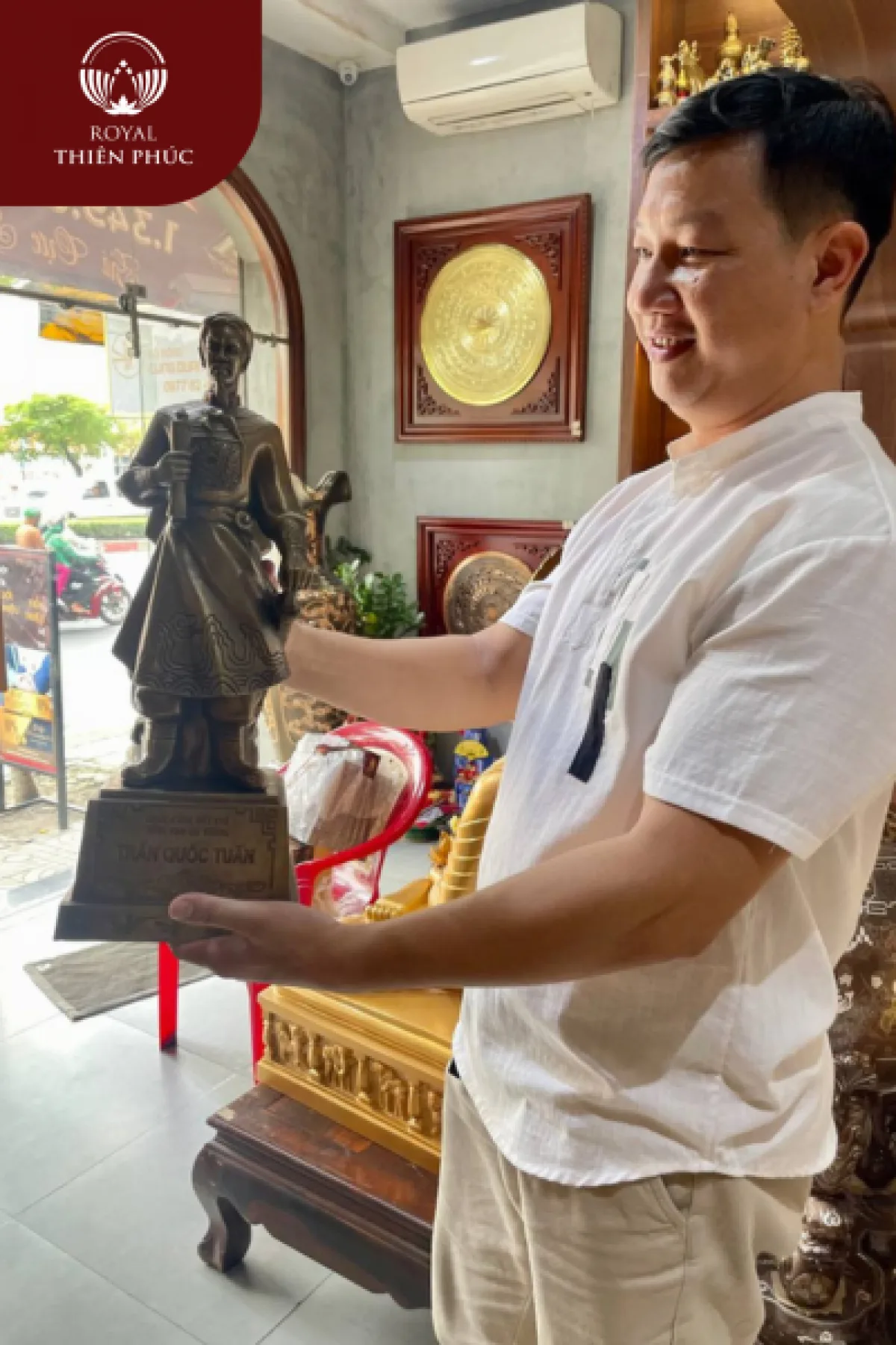 Tượng Trần Hưng Đạo bằng đồng