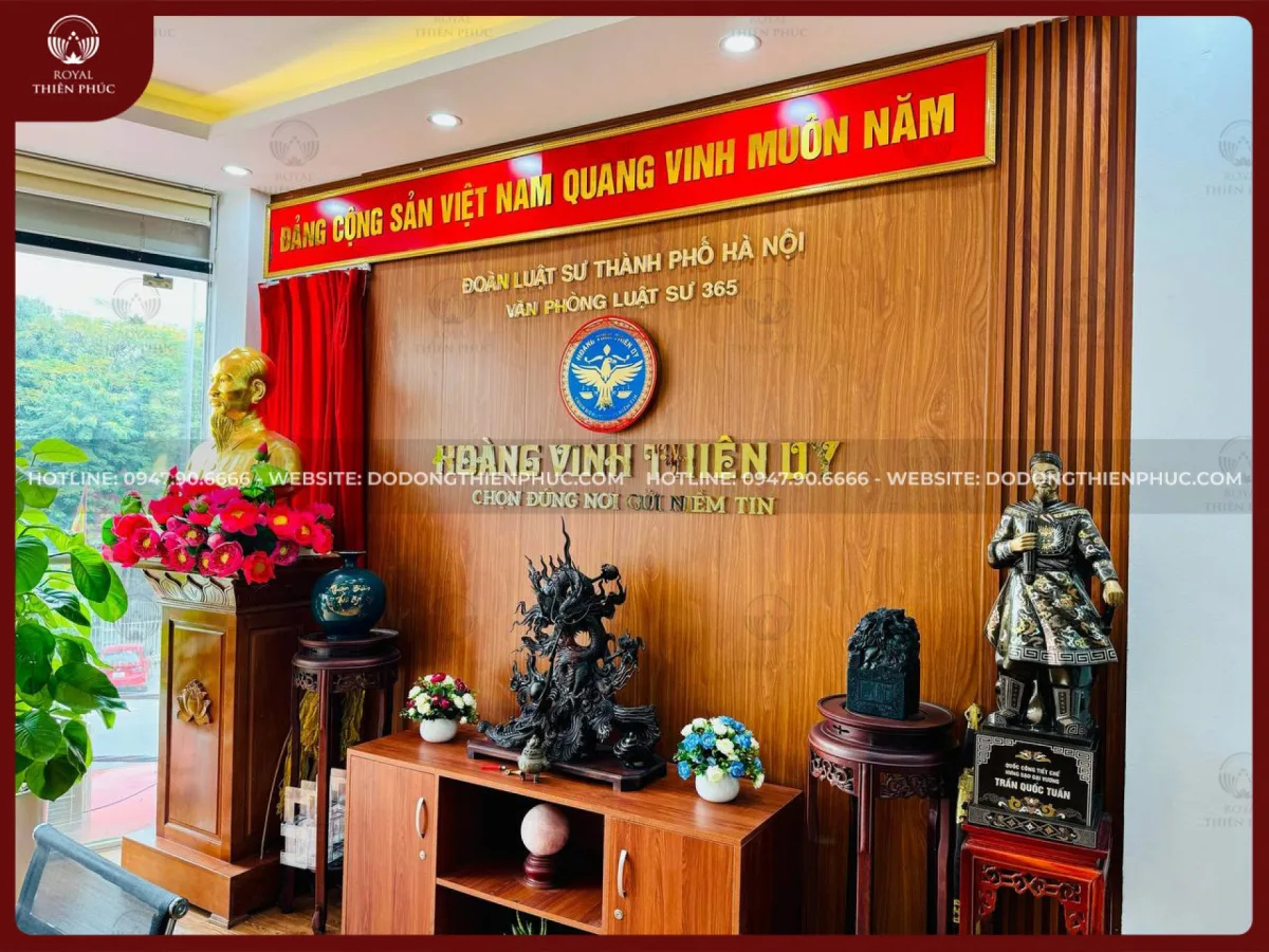Bàn giao mặt trống 1m2 đồng vàng sơn đen, Tượng Trần Quốc Tuấn 90cm đồng đỏ khảm tam khí, tượng nữ thần công lý 67cm, Bảng tên Chủ tịch Luật Sư Hoàng Ngọc Vinh