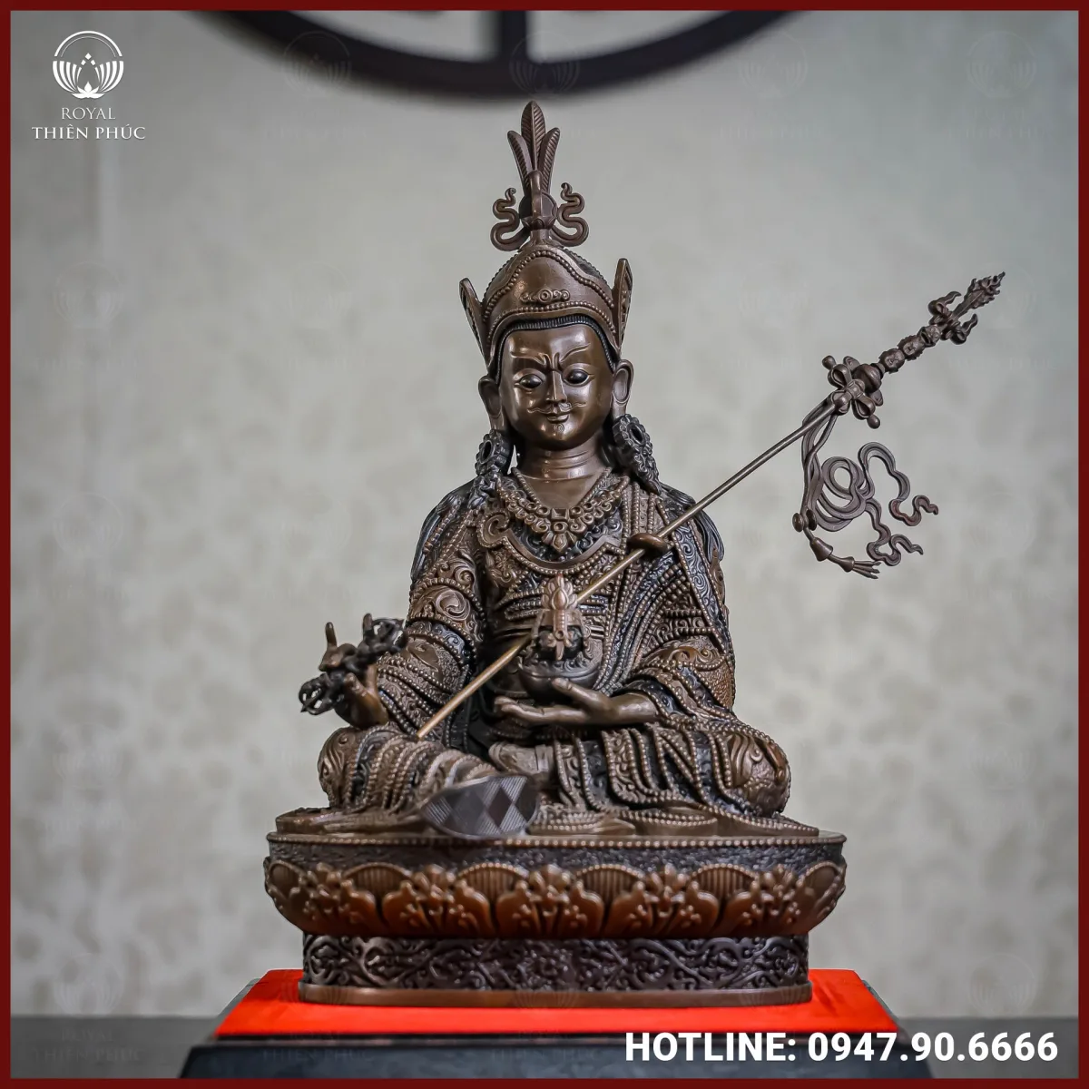 Tượng Liên Hoa Sanh đồng vàng hun đen 30cm x 20cm