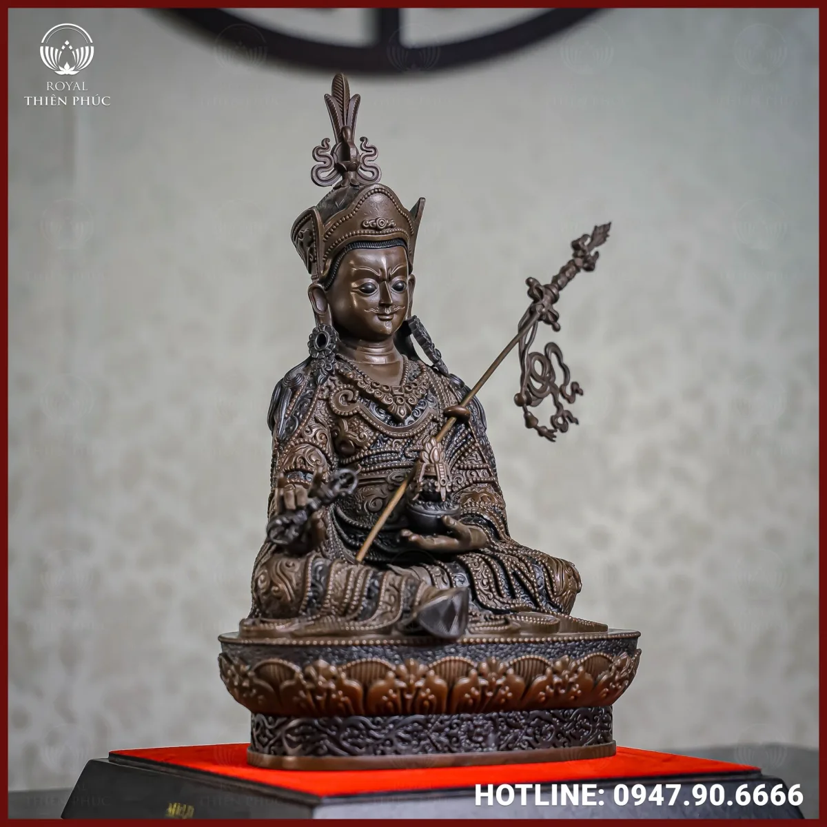 Tượng Liên Hoa Sanh đồng vàng hun đen 30cm x 20cm