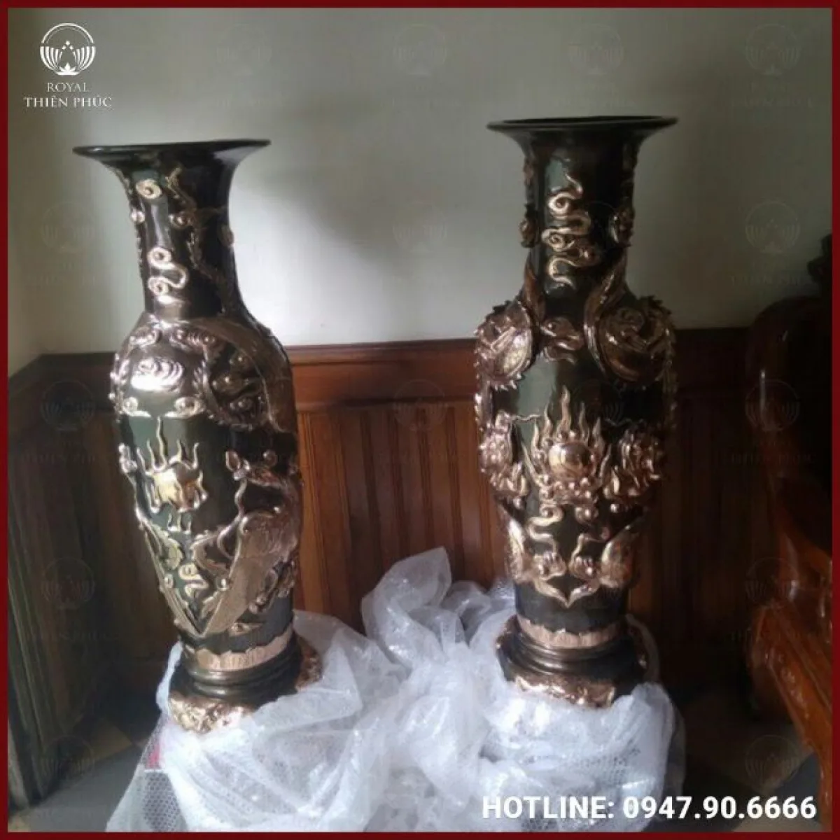 Lọ lộc bình bằng đồng đỏ cạo màu chạm rồng – phượng
