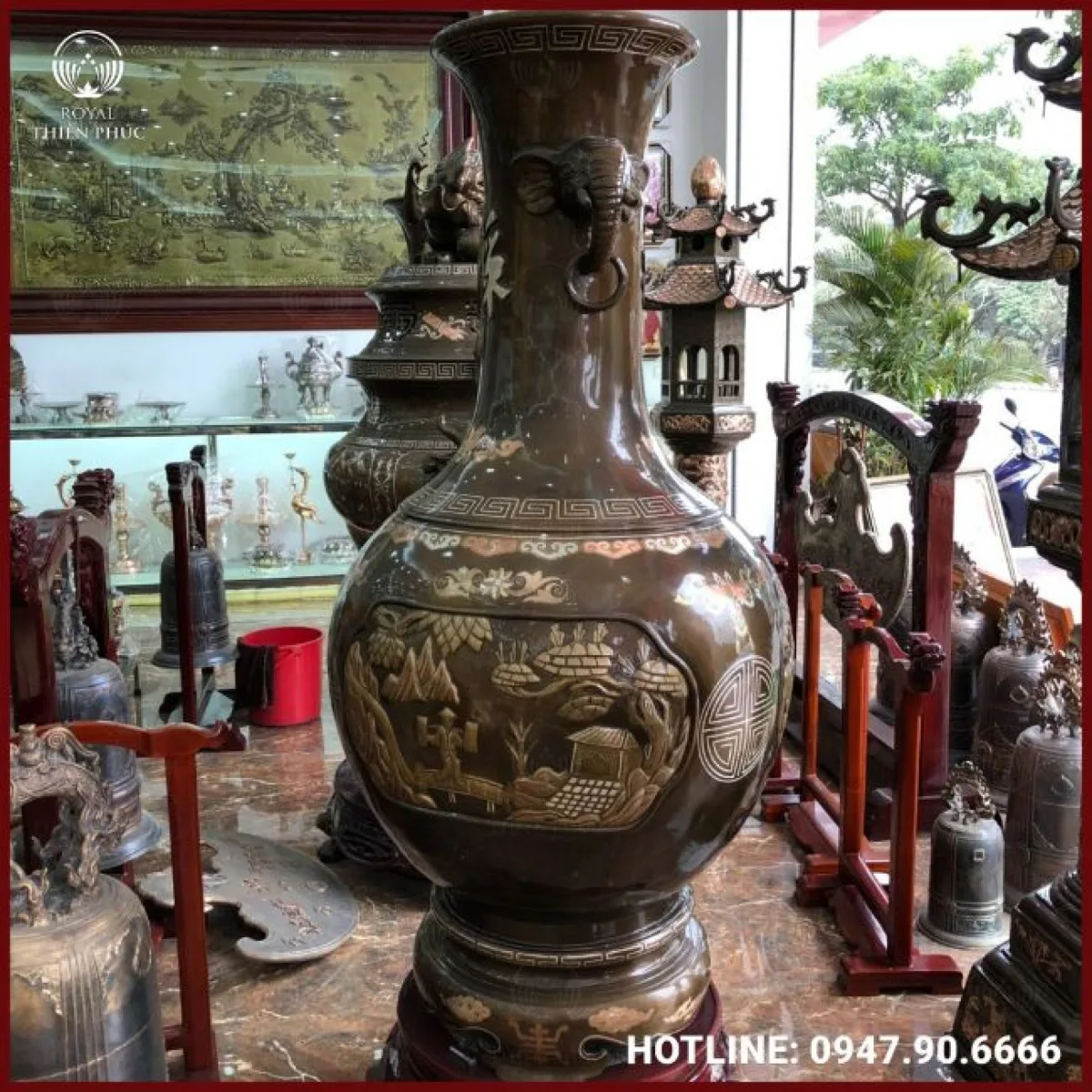 Lọ lộc bình đồng giả cổ khảm ngũ sắc quai đầu voi