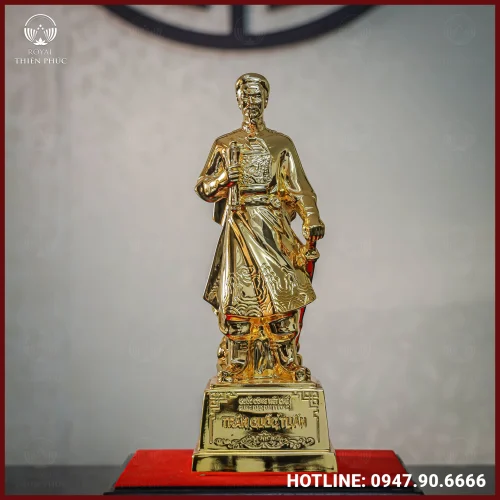 Tượng Trần Hưng Đạo đồng đỏ mộc cày nổi dát vàng cao 38cm