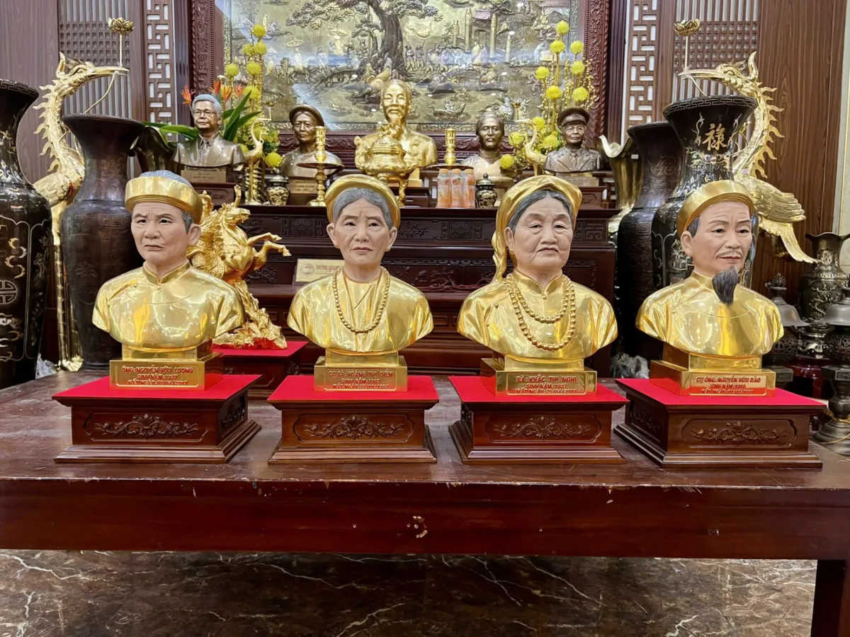 Đồ đồng Thiên Phúc hoàn thiện 4 pho tượng chân dung cao 42cm cho khách ở Hà Nội