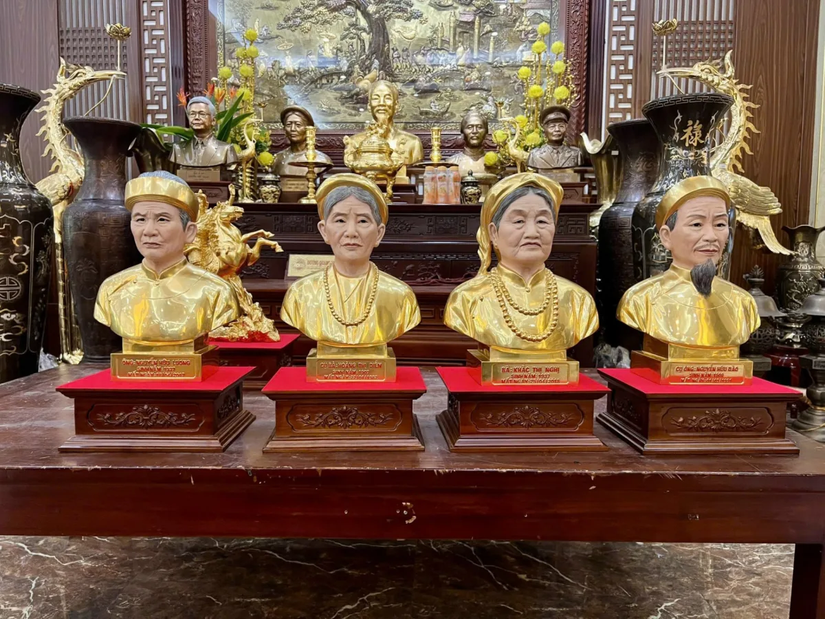 Đồ đồng Thiên Phúc hoàn thiện 4 pho tượng chân dung cao 42cm cho khách ở Hà Nội