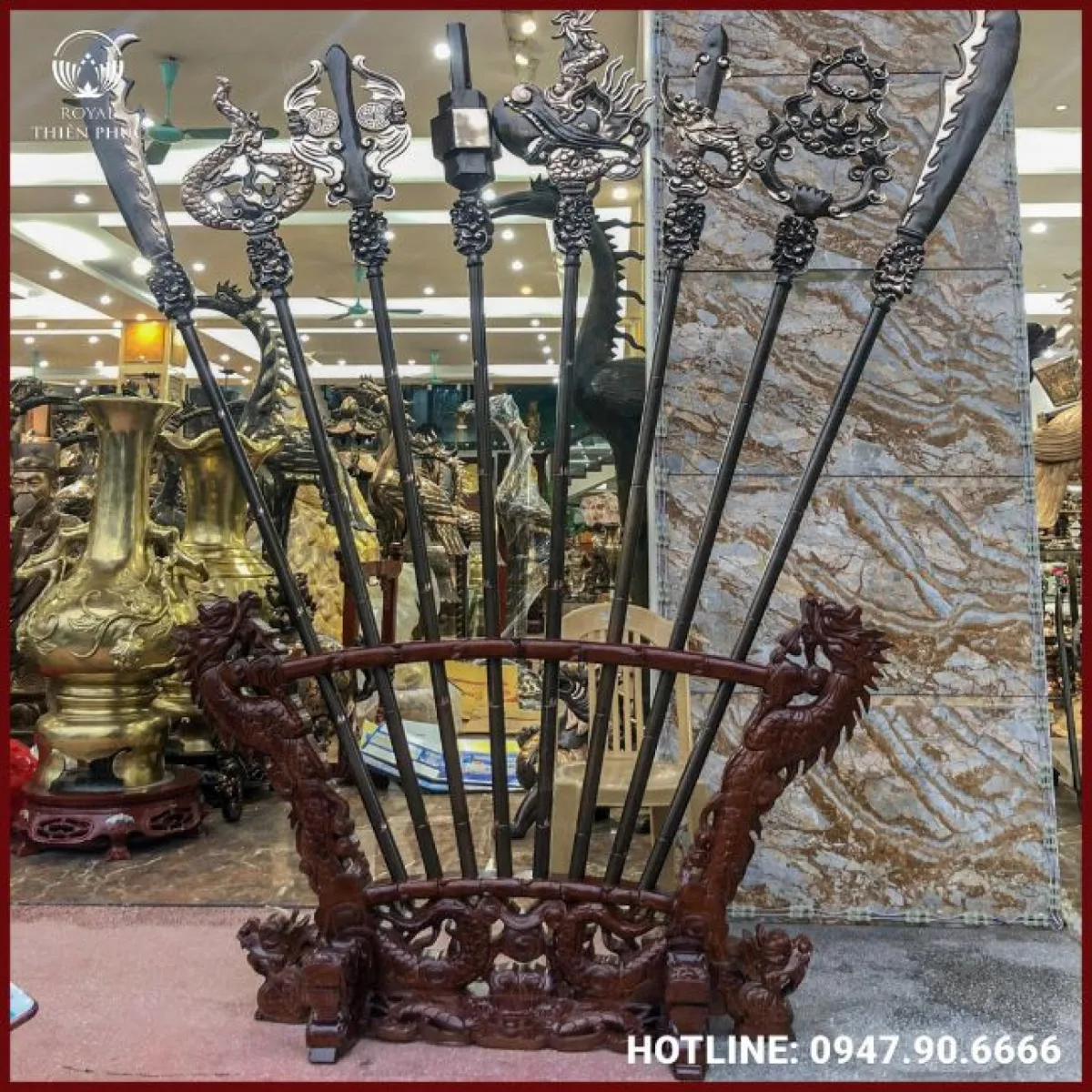 Bộ bát bửu bằng đồng đỏ giá đỡ gỗ gụ cao 2m2