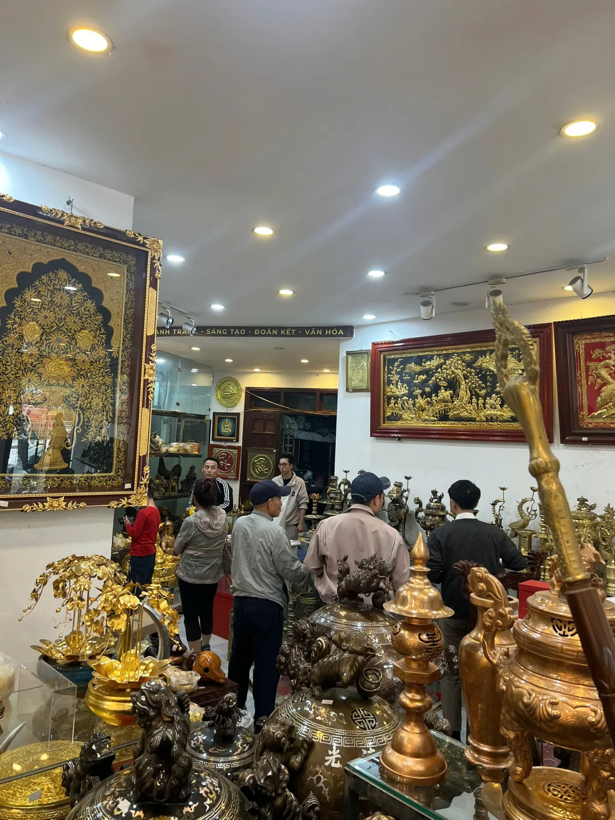 Cuối tuần nhộn nhịp tại Đồ đồng Thiên Phúc