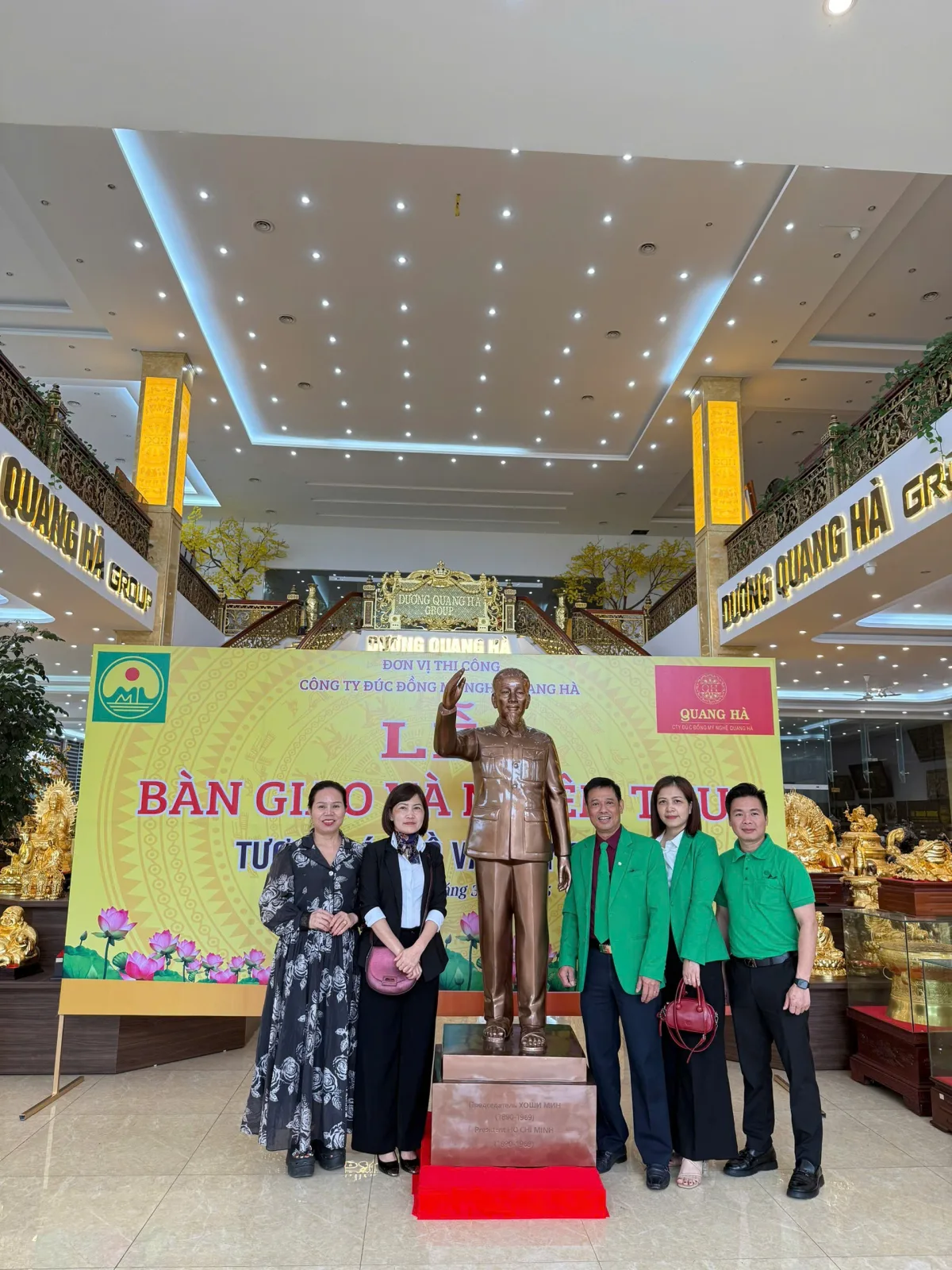 Đồ đồng Thiên Phúc bàn giao tượng chủ tịch Hồ Chí Minh cao 2m1, nặng 800kg cho tập đoàn Mai Linh