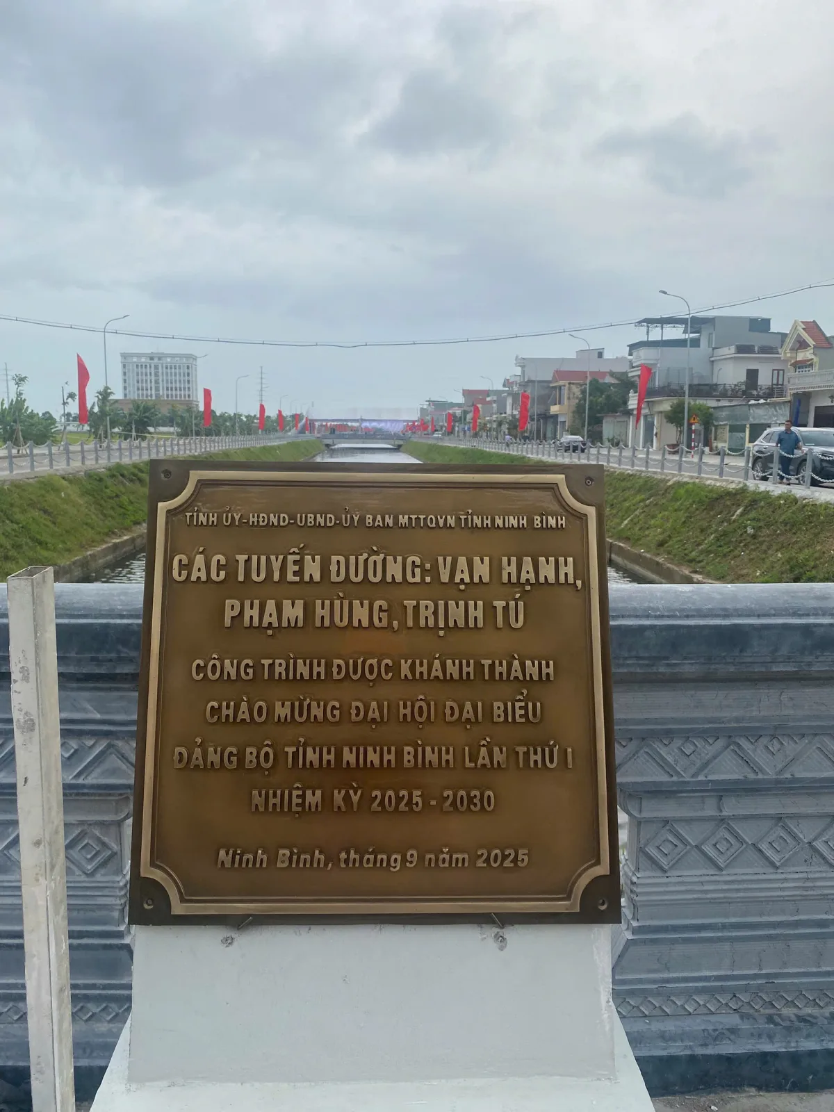 Đồ đồng Thiên Phúc hoàn thiện lắp đặt tranh đồng công trình tuyến đường bộ ven biển qua tỉnh Ninh Bình