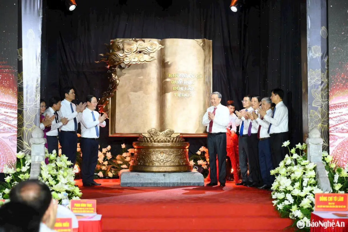 Đồ đồng Thiên Phúc vinh dự điêu khắc tác phẩm " Những trang sử vàng" bằng đồng đỏ cao 2m025 x rộng 1m945