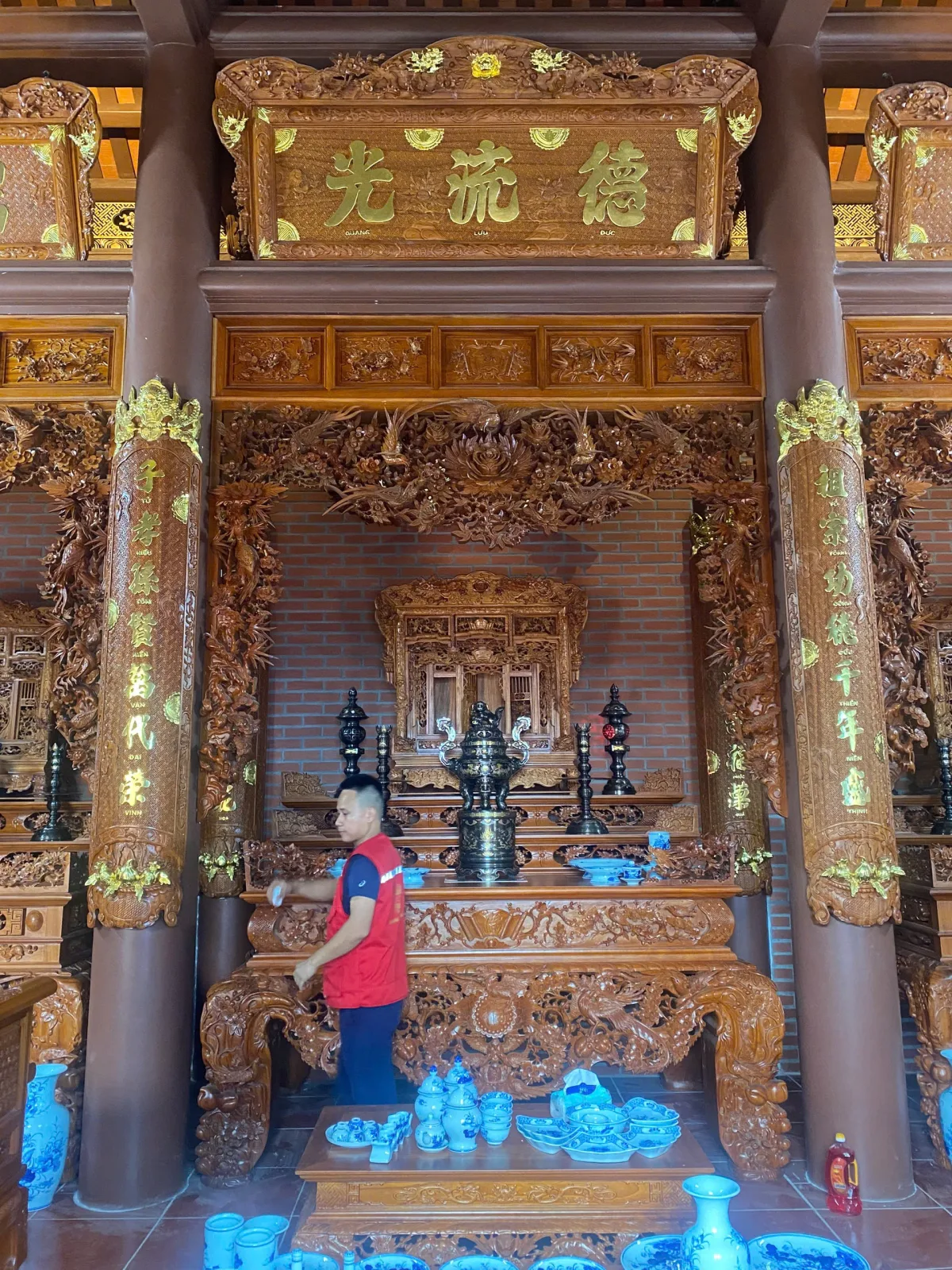 Đồ đồng Thiên Phúc đã hoàn thiện và bàn giao bộ đỉnh thờ khảm ngũ sắc tới gia chủ tại Khoái Châu, Hưng Yên