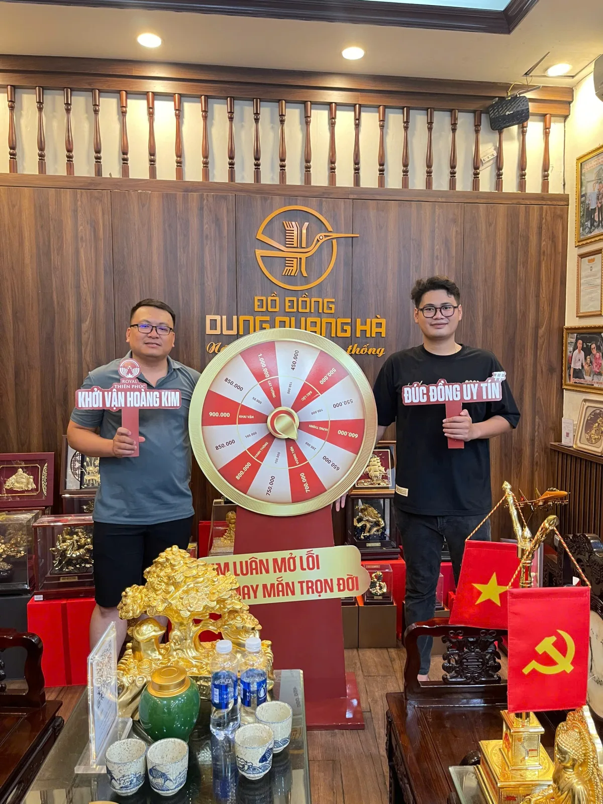Khách hàng qua cửa hàng Đồ đồng Thiên Phúc mua bộ đồ thờ bằng đồng cattut !