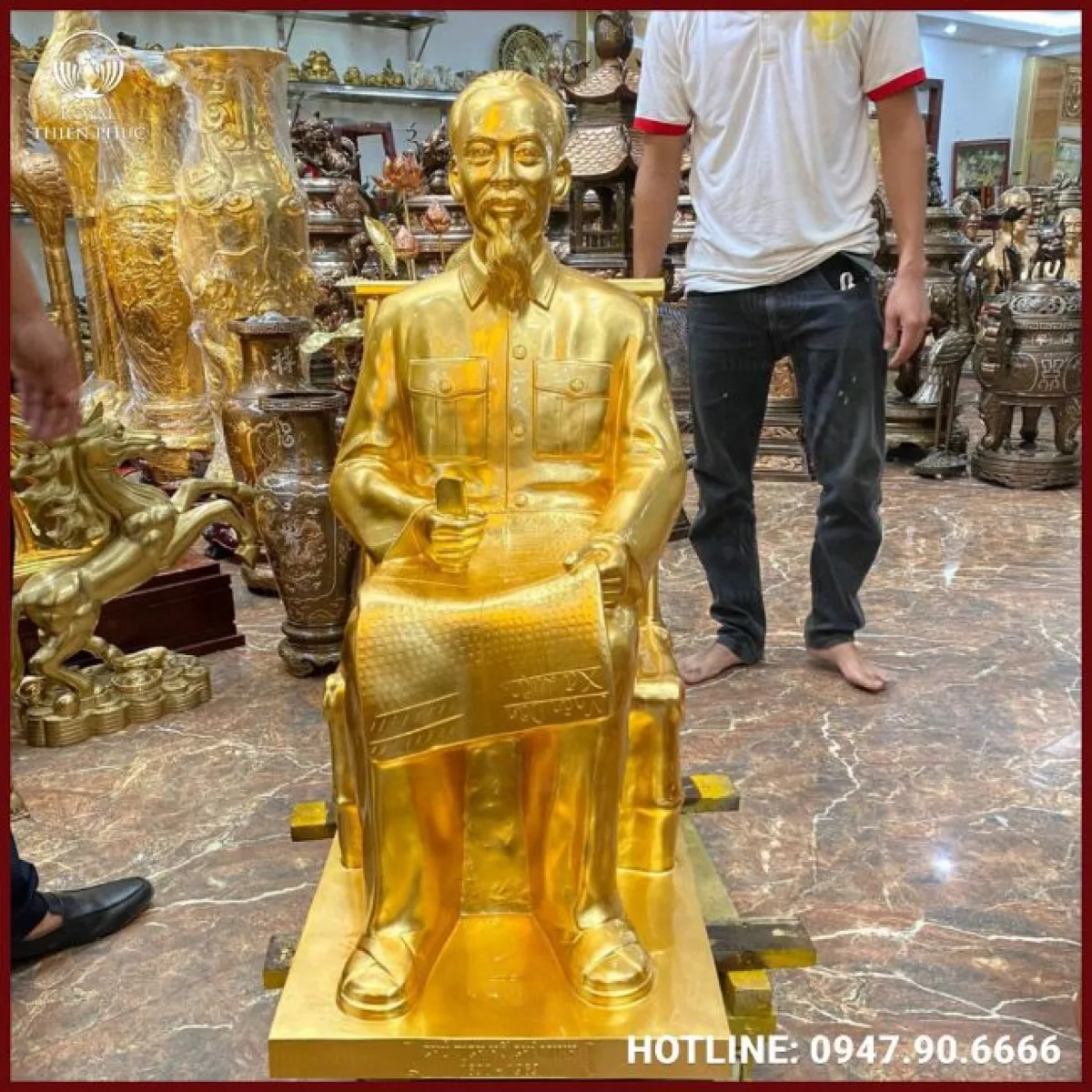 Tượng Bác Hồ ngồi đọc báo bằng đồng thếp vàng 9999