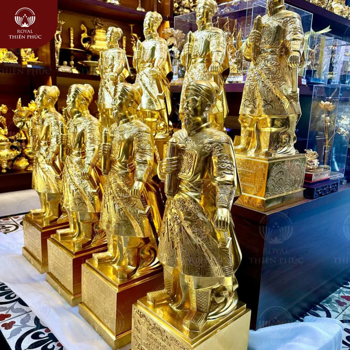 Trong phong thuỷ, tượng đồng Trần Hưng Đạo là biểu tượng phong thuỷ của văn hoá Việt Nam cũng như tượng Quan Công trong văn hoá Trung Hoa. Trần Hưng Đạo được tôn là Đức Thánh Trần hay Quan Vân Trường được tôn là Quan Thánh. tượng Hưng Đạo vương cũng rất có hiệu quả trong việc trấn trạch, xua đuổi tà ma và những vận khí xấu. Khi bài trí tượng Hưng Đạo vương, gia đình sẽ gặp nhiều thuận lợi về mặt đất cát, gia trạch, tránh được các vận xấu hoặc bệnh tật và tà ma quấy nhiễu gia đình. Hơn nữa, bài trí tượng đồng Hưng Đạo đại vương còn mang đến sự may mắn về đường công danh sự nghiệp, và tài lộc phú quý cho người chủ. Ý nghĩa này cũng là xuất phát từ việc Hưng Đạo vương khi còn sinh thời vẫn luôn nổi danh về tài trí và mưu dũng, công danh sự nghiệp luôn vững chắc và thăng tiến, người đời ai cũng nể phục, chứ không đem lòng ghen ghét, đố kỵ. Tượng Trần Hưng Đạo cũng được nhiều khách hàng sử dụng làm quà tặng đối tác, giúp cho không gian làm việc trở nên bắt mắt và giúp thăng tiến. Đồ đồng Thiên Phúc với sự cố gắng vươn lên và đã có những công trình tiêu biểu và được rất nhiều khách hàng quan tâm bởi sự chỉn chu và tinh xảo của sản phẩm khách hàng đặt. Được sự tin tưởng của quý khách hàng, Đồ đồng Thiên Phúc đã chế tác và hoàn thiện sản phẩm theo yêu cầu. Với những đường nét tinh xảo, tỉ mỉ của người nghệ nhân dày dặn kinh nghiệm đã đưa tới khách hàng sản phẩm sinh động và sắc nét. Đồ đồng Thiên Phúc chân thành cảm ơn vị khách đã tin tưởng và ủng hộ tại cửa hàng Thiên Phúc. Chúng tôi luôn cam kết sẽ mang tới những sản phẩm tốt nhất tới tay người tiêu dùng. Đồ đồng Thiên Phúc được sự tin tưởng của khách hàng chúng tôi sẽ ngày càng cố gắng vươn mình phát triển ngành đồ đồng. Cảm ơn quý khách hàng đã luôn đồng hành cùng Đồ đồng Thiên Phúc chúng tôi. Chúc Quý gia chủ luôn mạnh khoẻ phát đạt và thành công. Quý khách hàng đang muốn tìm hiểu thêm về các mẫu quà tặng bằng đồng hãy liên hệ ngay tới hotline của chúng tôi để được tư vấn và hỗ trợ ngay hôm nay.