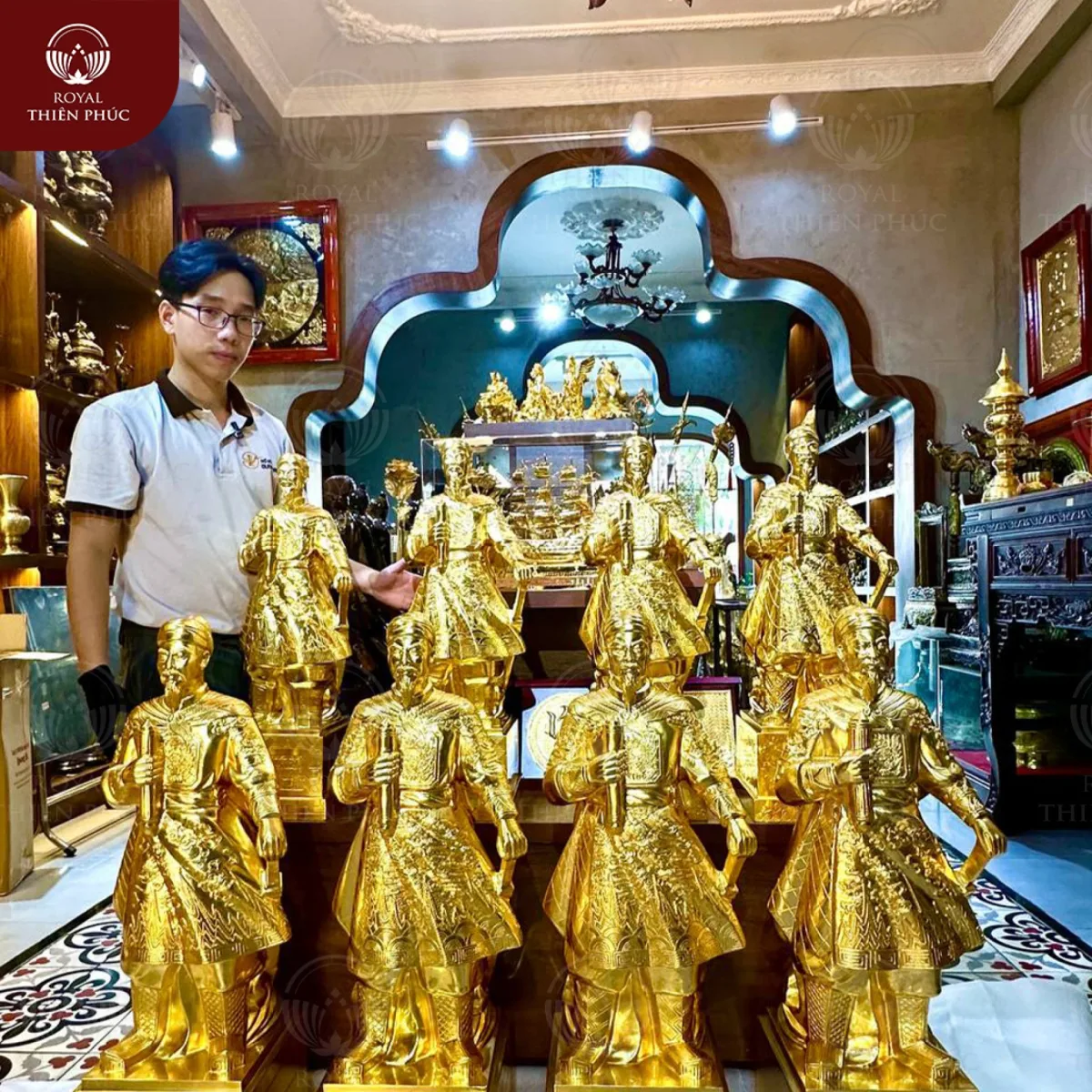 Trong phong thuỷ, tượng đồng Trần Hưng Đạo là biểu tượng phong thuỷ của văn hoá Việt Nam cũng như tượng Quan Công trong văn hoá Trung Hoa. Trần Hưng Đạo được tôn là Đức Thánh Trần hay Quan Vân Trường được tôn là Quan Thánh. tượng Hưng Đạo vương cũng rất có hiệu quả trong việc trấn trạch, xua đuổi tà ma và những vận khí xấu. Khi bài trí tượng Hưng Đạo vương, gia đình sẽ gặp nhiều thuận lợi về mặt đất cát, gia trạch, tránh được các vận xấu hoặc bệnh tật và tà ma quấy nhiễu gia đình. Hơn nữa, bài trí tượng đồng Hưng Đạo đại vương còn mang đến sự may mắn về đường công danh sự nghiệp, và tài lộc phú quý cho người chủ. Ý nghĩa này cũng là xuất phát từ việc Hưng Đạo vương khi còn sinh thời vẫn luôn nổi danh về tài trí và mưu dũng, công danh sự nghiệp luôn vững chắc và thăng tiến, người đời ai cũng nể phục, chứ không đem lòng ghen ghét, đố kỵ. Tượng Trần Hưng Đạo cũng được nhiều khách hàng sử dụng làm quà tặng đối tác, giúp cho không gian làm việc trở nên bắt mắt và giúp thăng tiến. Đồ đồng Thiên Phúc với sự cố gắng vươn lên và đã có những công trình tiêu biểu và được rất nhiều khách hàng quan tâm bởi sự chỉn chu và tinh xảo của sản phẩm khách hàng đặt. Được sự tin tưởng của quý khách hàng, Đồ đồng Thiên Phúc đã chế tác và hoàn thiện sản phẩm theo yêu cầu. Với những đường nét tinh xảo, tỉ mỉ của người nghệ nhân dày dặn kinh nghiệm đã đưa tới khách hàng sản phẩm sinh động và sắc nét. Đồ đồng Thiên Phúc chân thành cảm ơn vị khách đã tin tưởng và ủng hộ tại cửa hàng Thiên Phúc. Chúng tôi luôn cam kết sẽ mang tới những sản phẩm tốt nhất tới tay người tiêu dùng. Đồ đồng Thiên Phúc được sự tin tưởng của khách hàng chúng tôi sẽ ngày càng cố gắng vươn mình phát triển ngành đồ đồng. Cảm ơn quý khách hàng đã luôn đồng hành cùng Đồ đồng Thiên Phúc chúng tôi. Chúc Quý gia chủ luôn mạnh khoẻ phát đạt và thành công. Quý khách hàng đang muốn tìm hiểu thêm về các mẫu quà tặng bằng đồng hãy liên hệ ngay tới hotline của chúng tôi để được tư vấn và hỗ trợ ngay hôm nay.