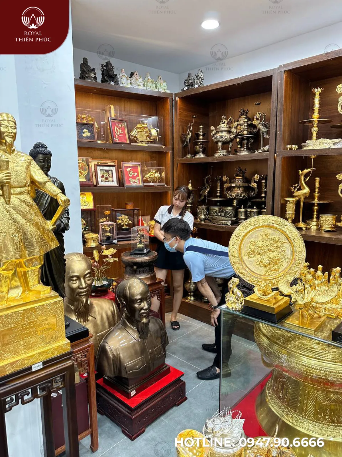 Khách đến cửa hàng cơ sở Sài Gòn mua quà tặng làm quà tết