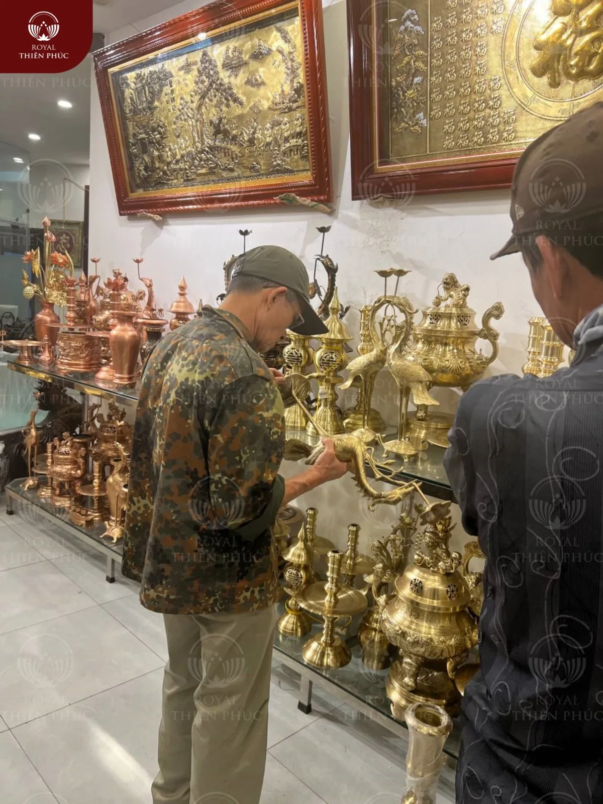 Khách đến cửa hàng và sắm bộ đồ thờ cao cấp cho không gian thờ cúng