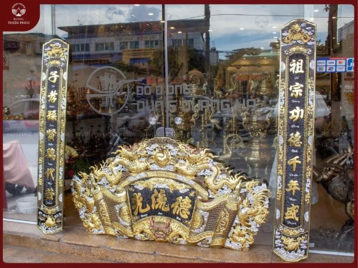 Cuốn thư câu đối bằng đồng khảm tam khí độc đáo