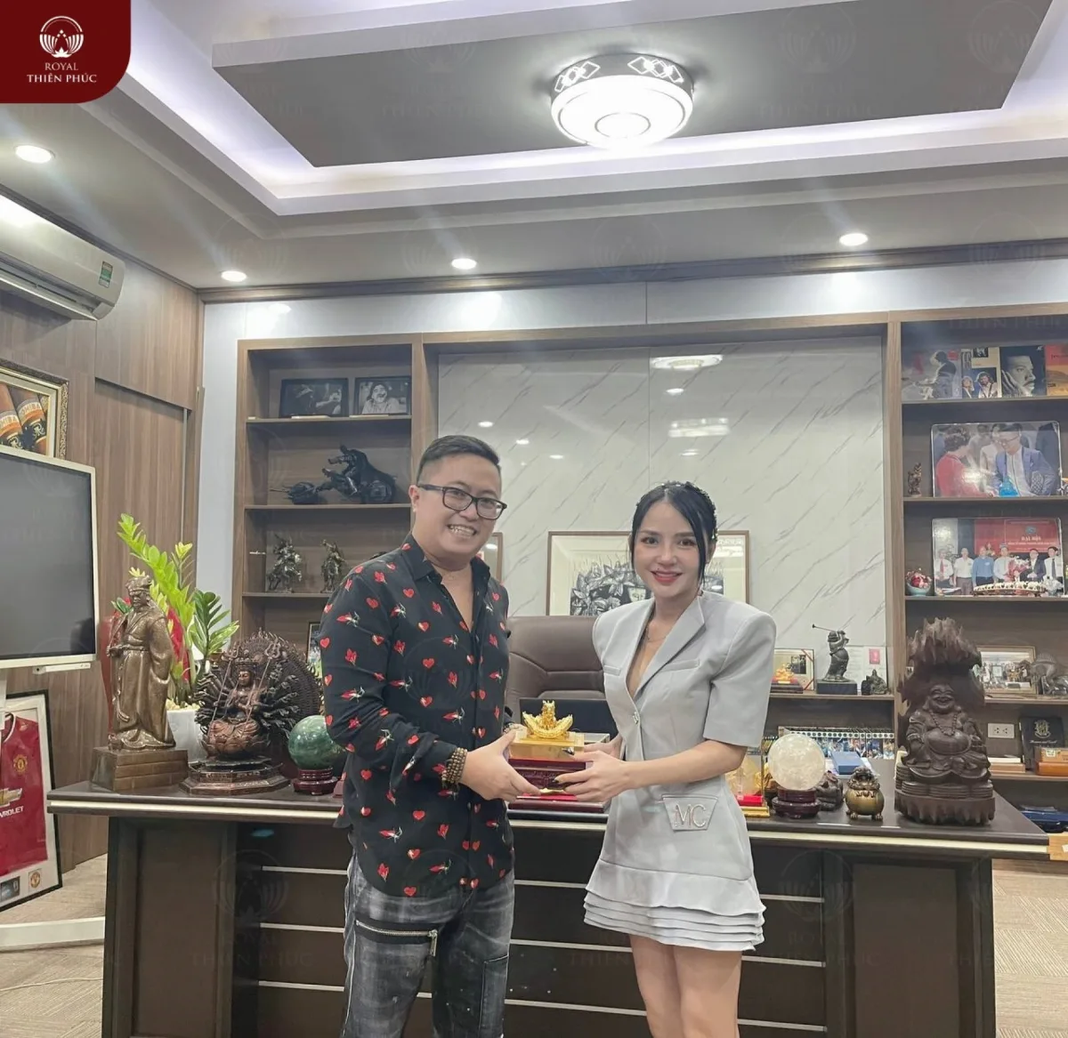 Bàn giao Ấn Rồng tới khách hàng đặt tại bàn làm việc