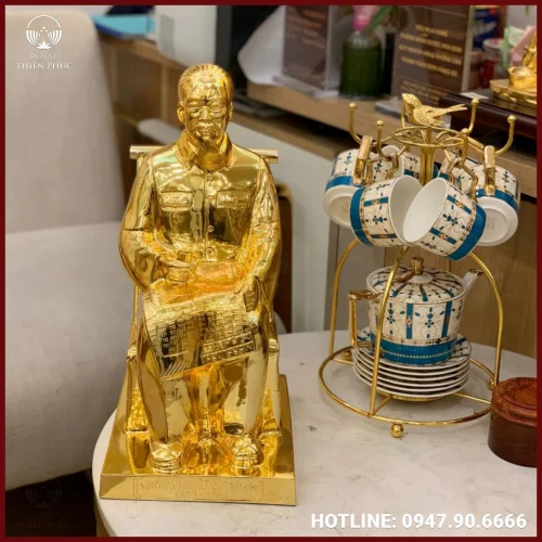 Tượng Bác Hồ ngồi ghế mây bằng đồng đỏ thếp vàng