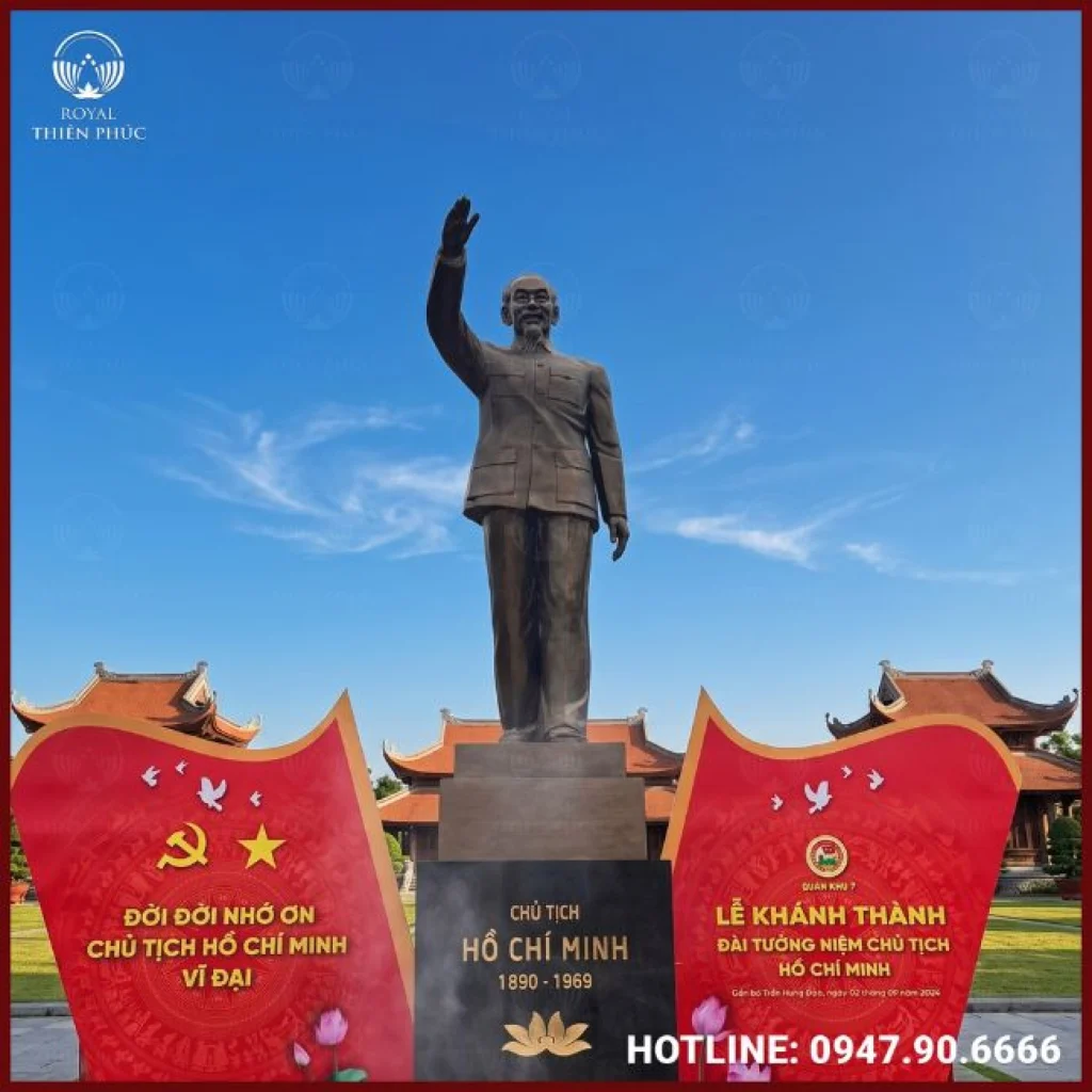 Pho tượng Bác Hồ cỡ lớn bằng đồng vàng giả cổ