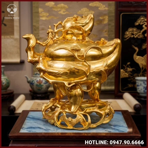 Đỉnh quả đào nằm ngang bằng đồng dát vàng