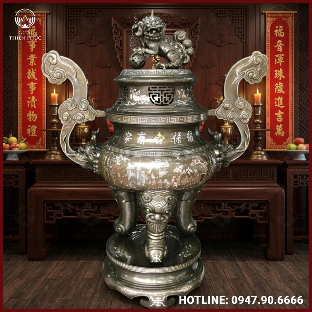 Đỉnh đồng cỡ lớn thân chạm khung cảnh Vinh Quy Bái Tổ bằng đồng đỏ