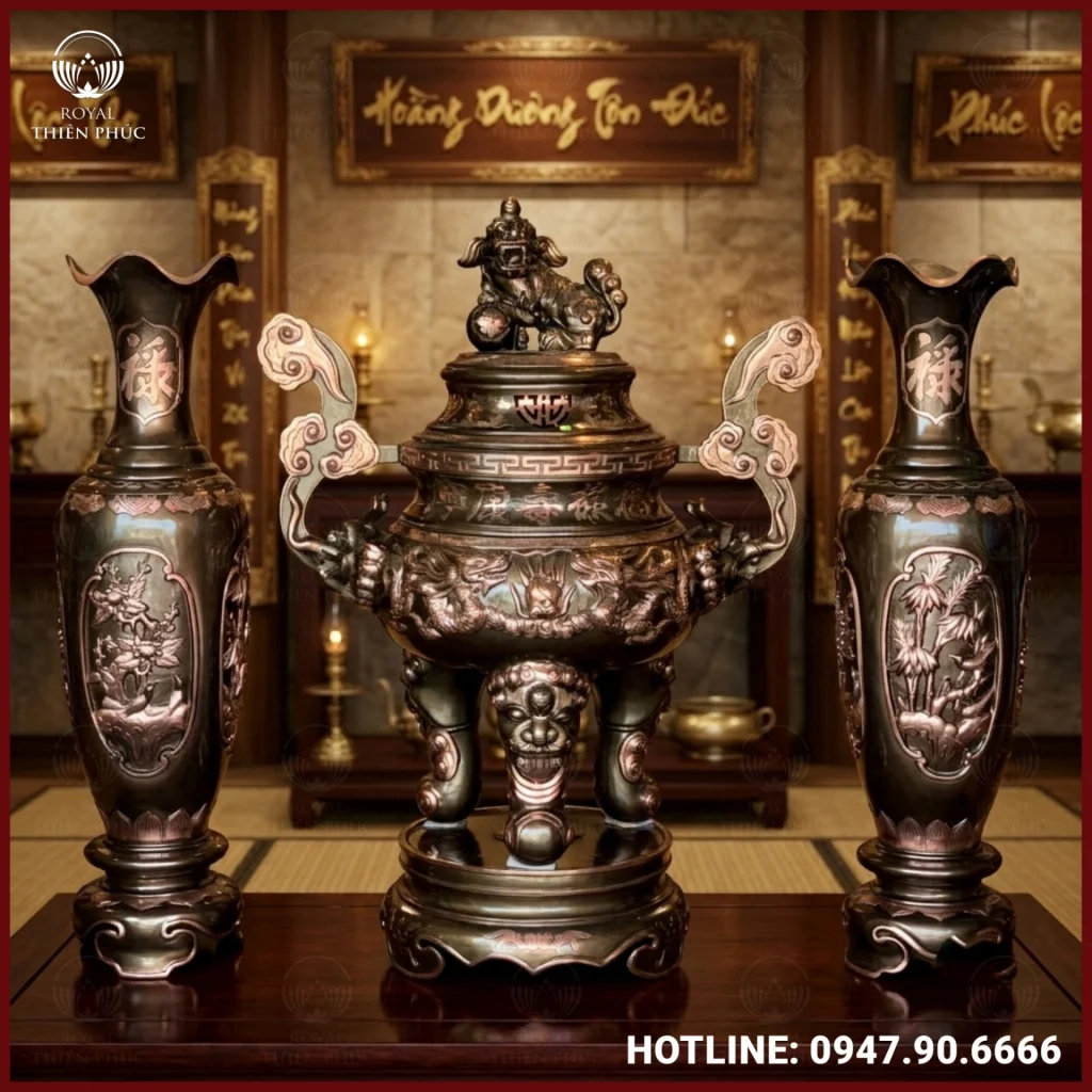 Đỉnh đồng thất lân và đôi lọ lộc bình đồng đỏ