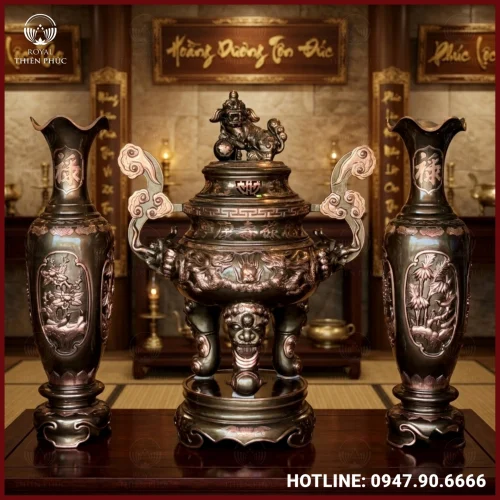 Đỉnh đồng thất lân và đôi lọ lộc bình đồng đỏ