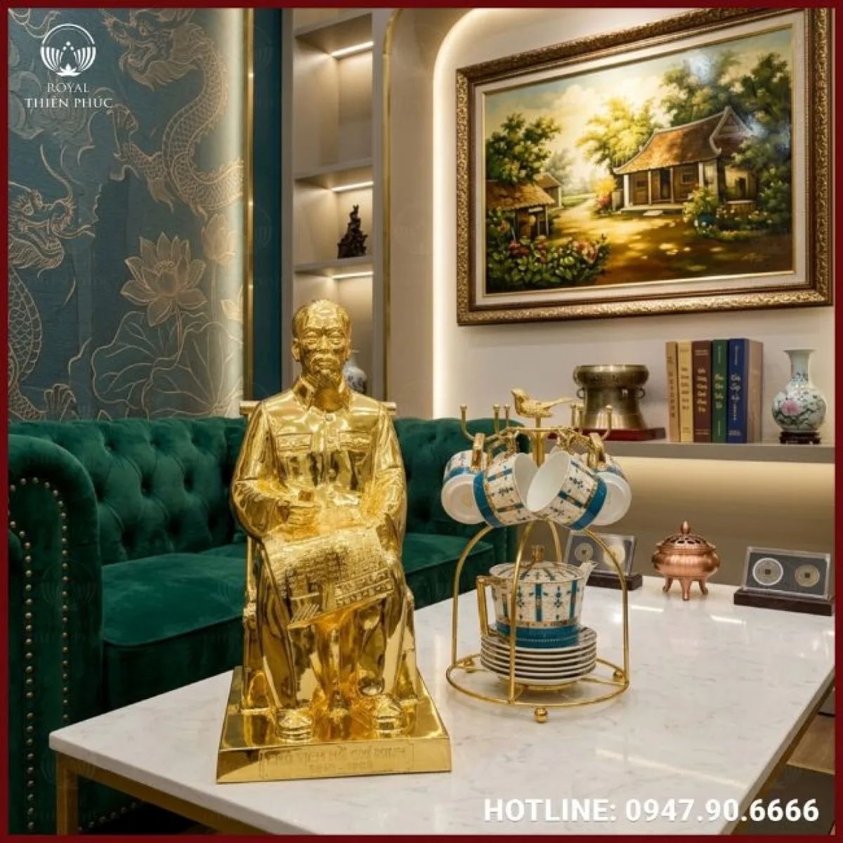 Tượng Bác Hồ ngồi ghế mây bằng đồng đỏ thếp vàng