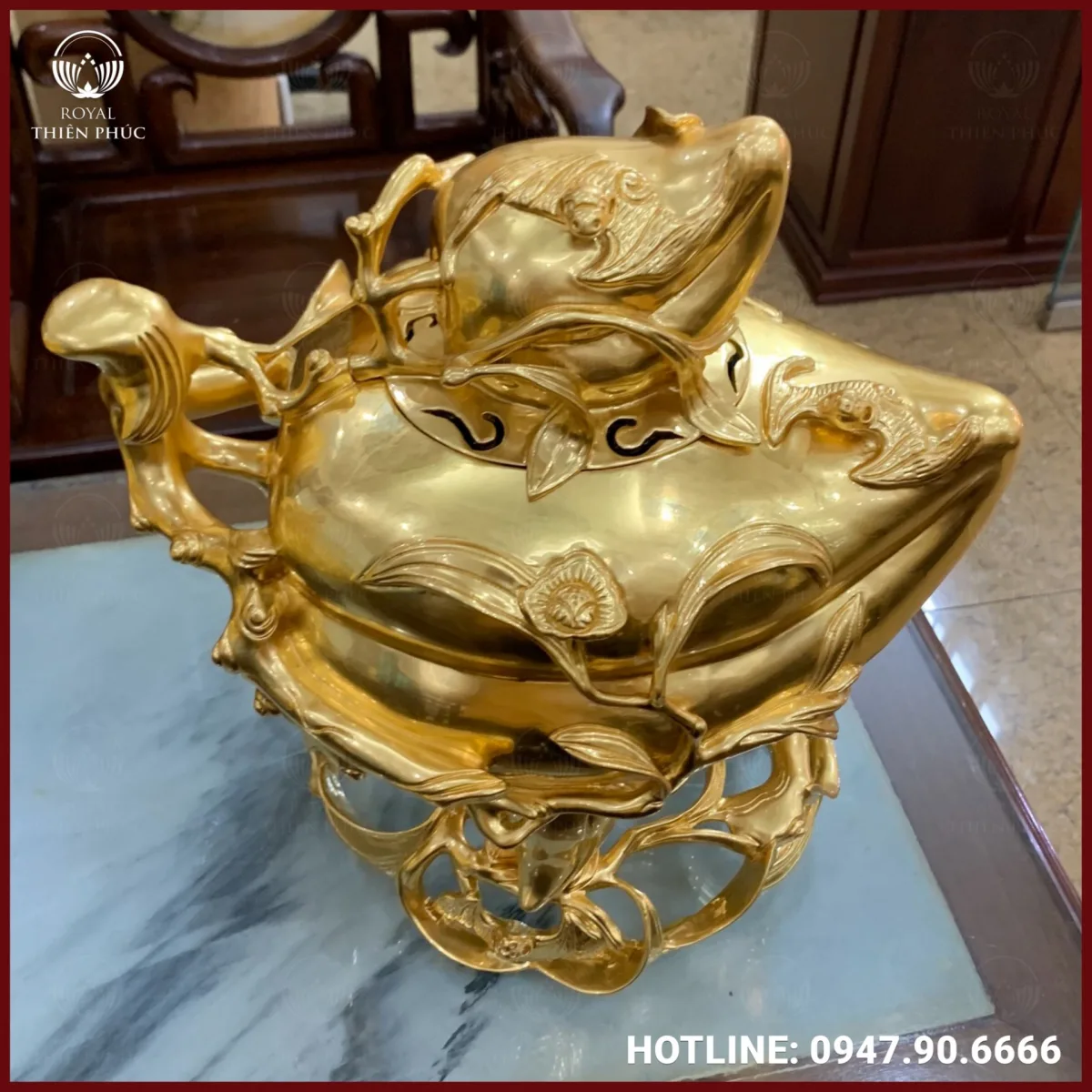 Đỉnh quả đào nằm ngang bằng đồng dát vàng