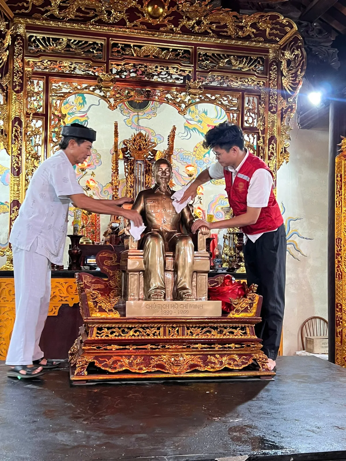 Bàn giao tượng Bác Hồ ngồi cao 1m07 tại làng Phúc Tiến, Hà Nội