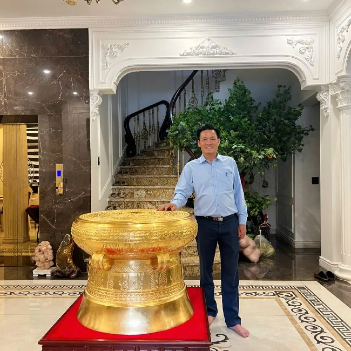 Bộ hạc thờ bằng đồng cỡ lớn hun đen nổi bật