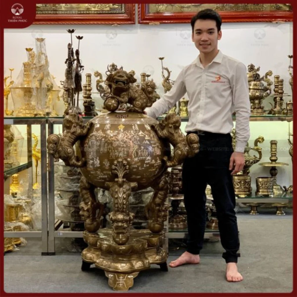 Đỉnh cầu thất lân khảm tam khí, dát 1 chữ vàng cao 1m3