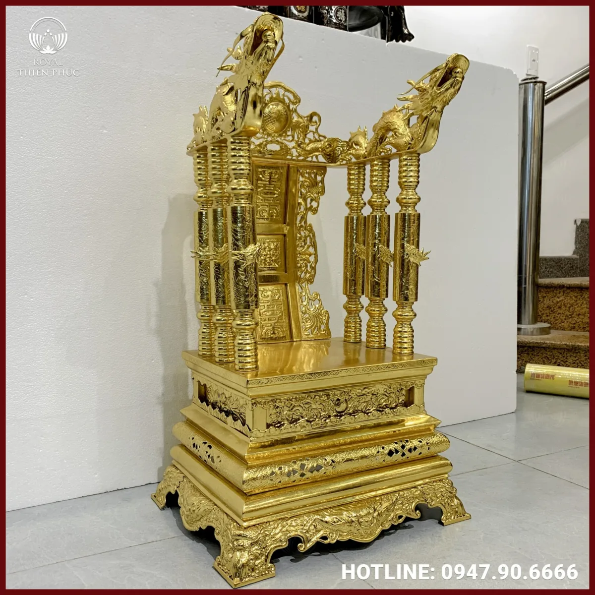 Ngai thờ gia tiên bằng đồng mạ vàng tinh xảo