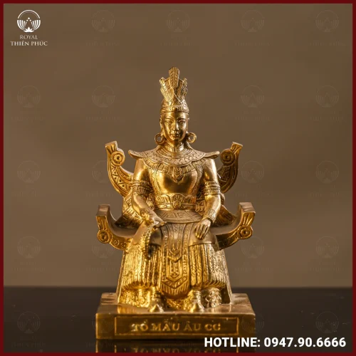 Tượng Âu Cơ ngồi trên ngai vàng bằng đồng mạ vàng
