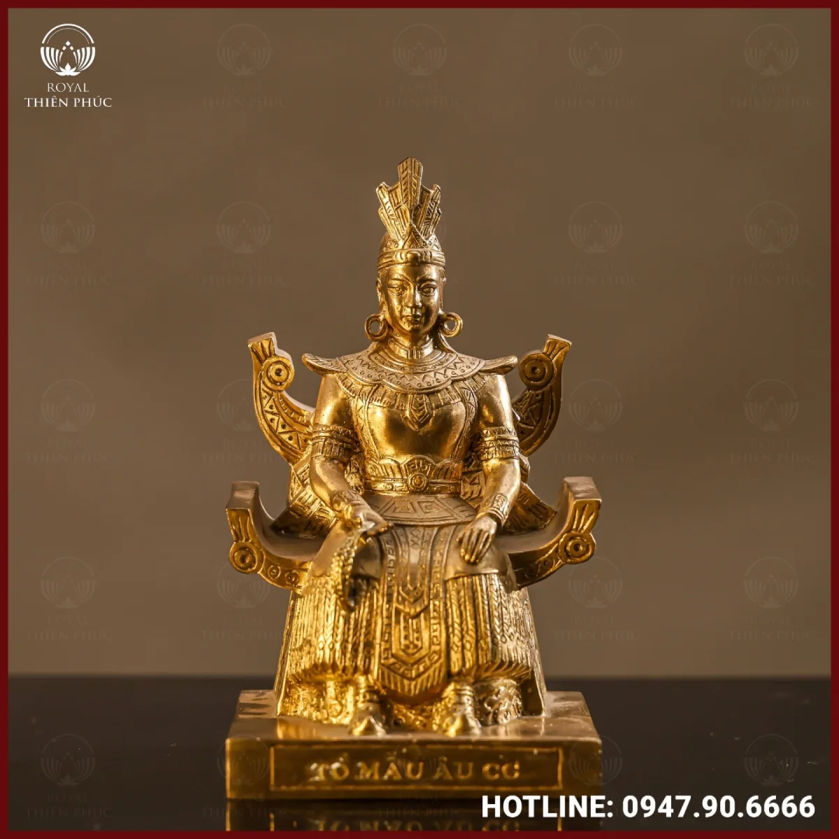 Tượng Âu Cơ ngồi trên ngai vàng bằng đồng mạ vàng 