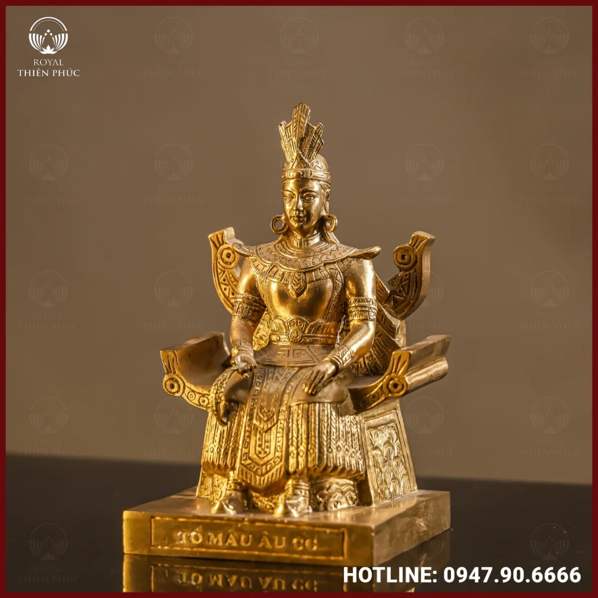 Tượng Âu Cơ ngồi trên ngai vàng bằng đồng mạ vàng 