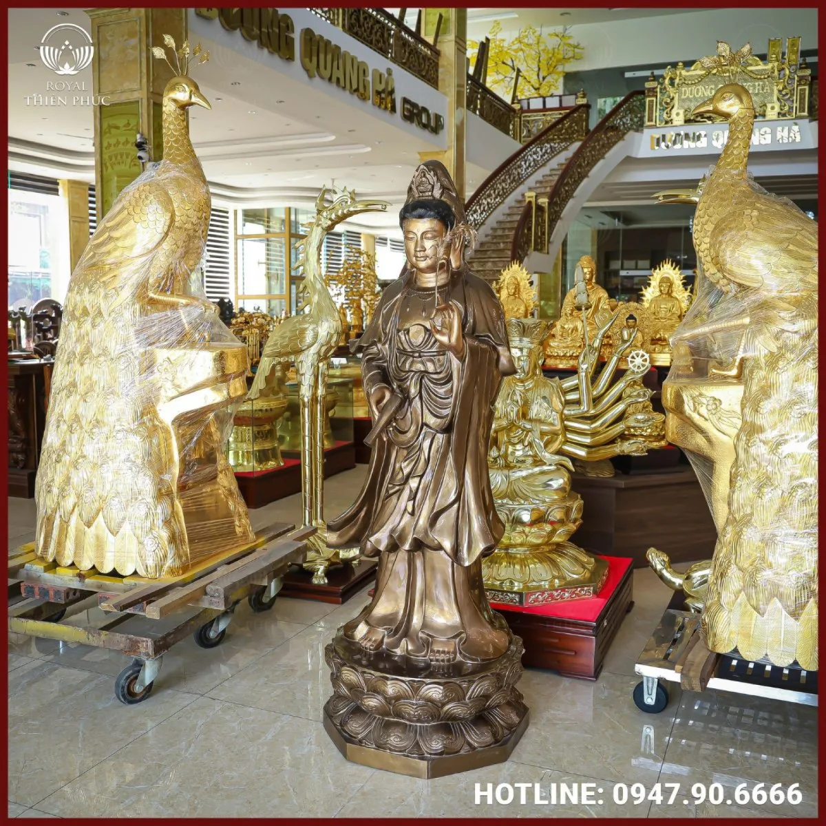 Quan Thế Âm Bồ tát đứng uy nghiêm, dáng vẻ thanh thoát