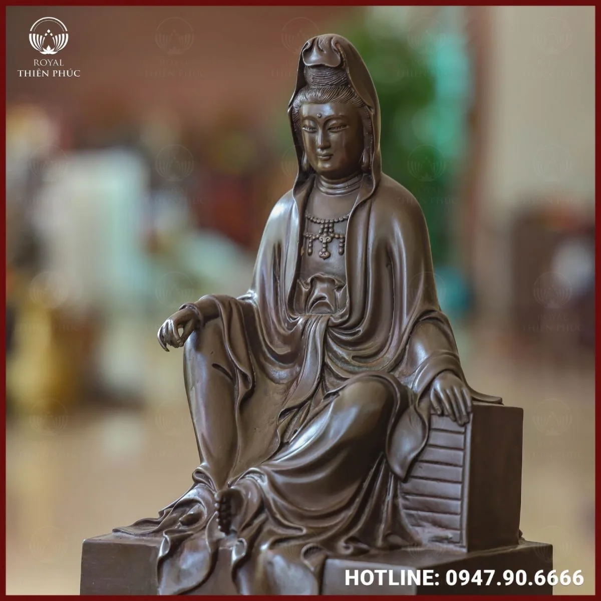 Gương mặt Quan Âm tròn đầy, phúc hậu, đôi mắt khép hờ