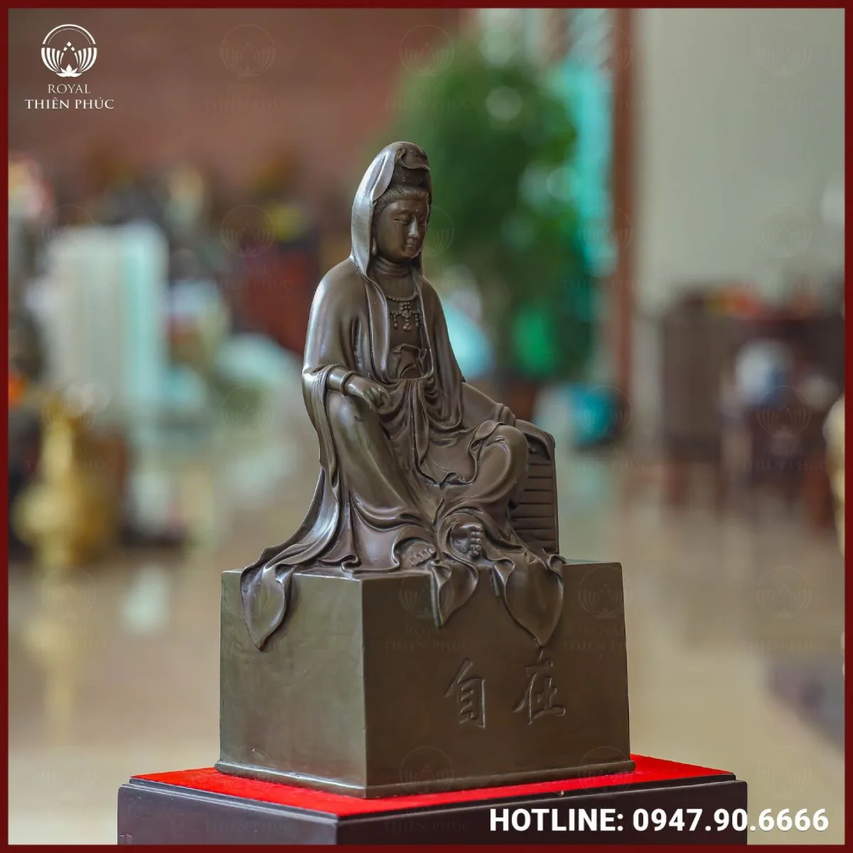 Tượng được bao phủ bởi màu nâu ánh kim cổ kính