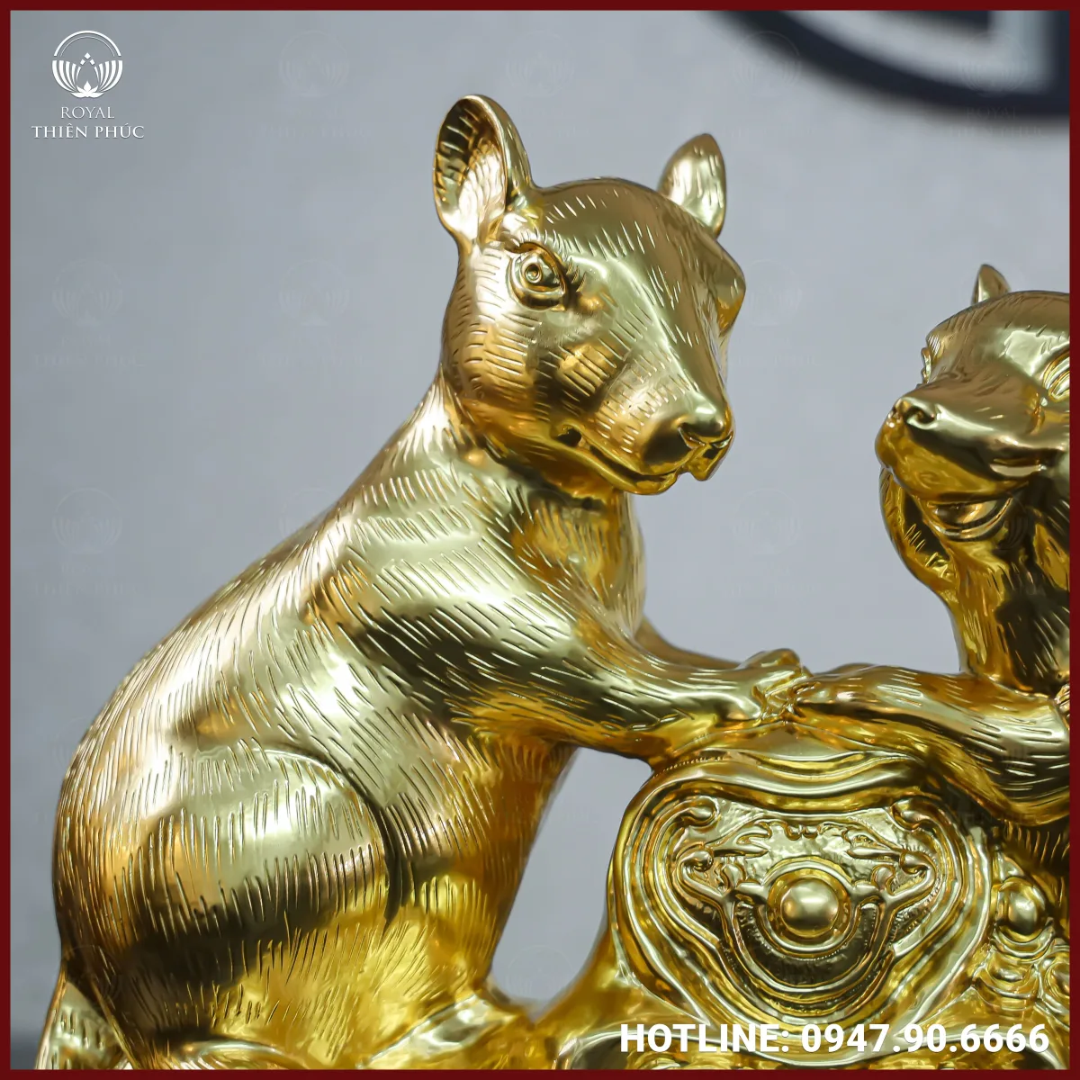 Bức tượng chuột đôi này khoác lên mình một lớp áo vàng kim rực rỡ và quý phái