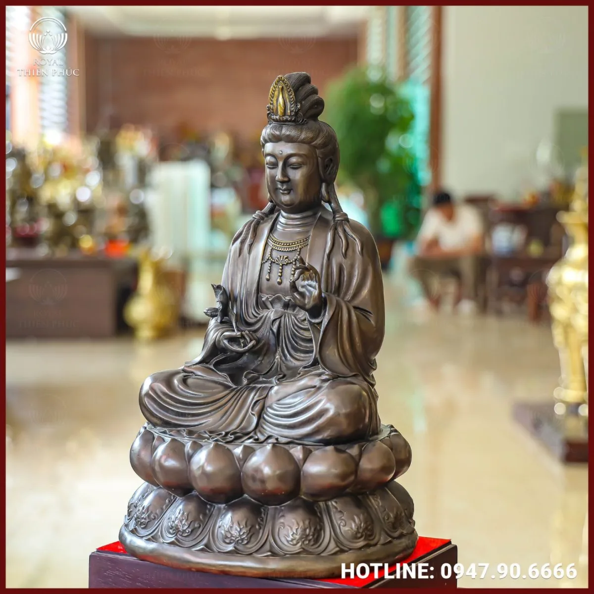 Ngồi kiết già trên đài sen nhiều lớp cánh